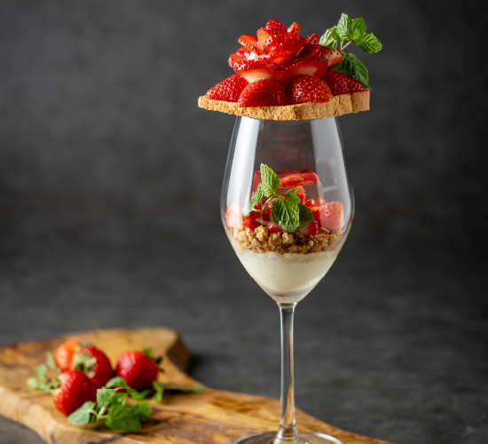 ローズ香る苺のプレミアムパフェ